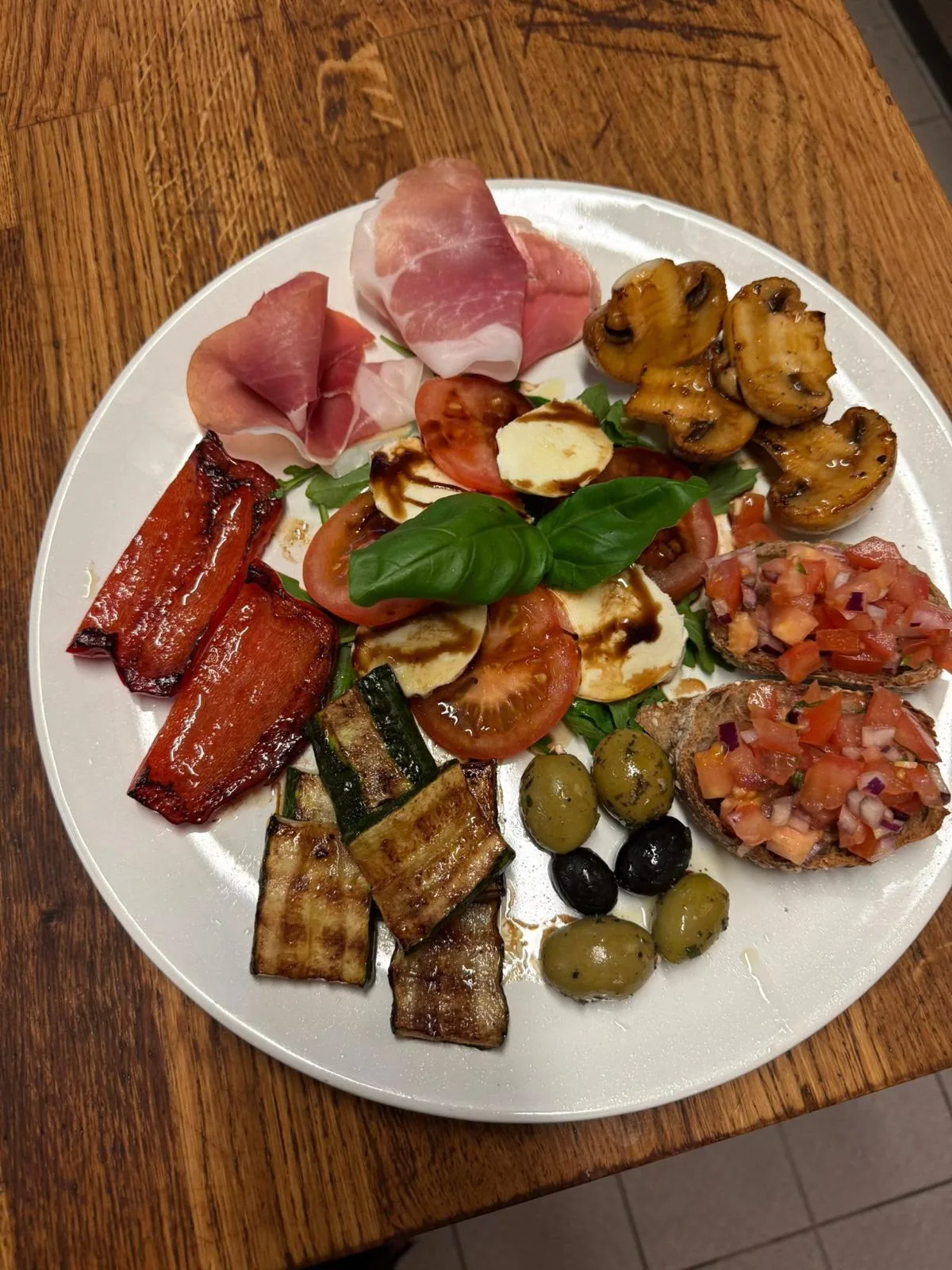 Große Antipasti-Platte mit Grillgemüse, Schinken und Oliven