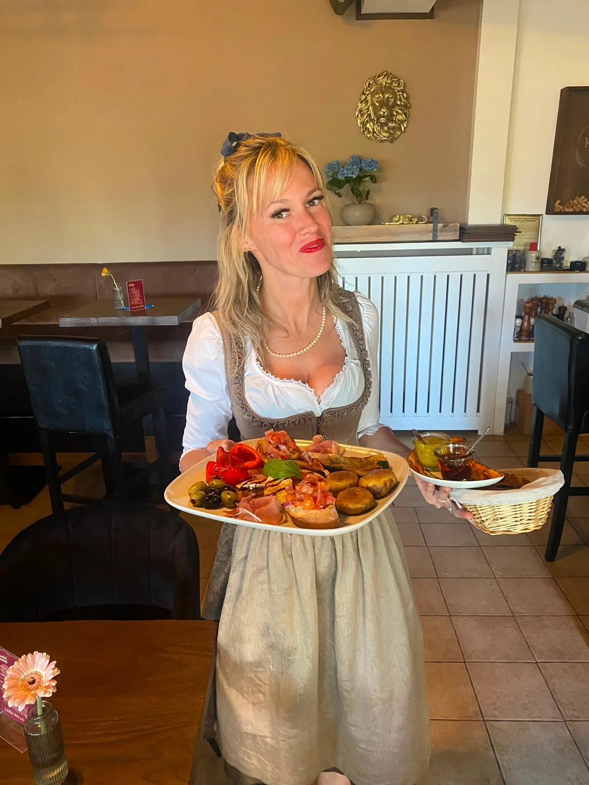 Larissa Otté serviert eine Antipasti-Platte im Hauptraum