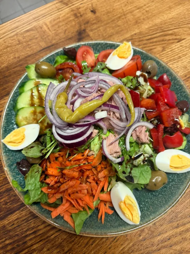 Bunter Salat auf türkisem Teller